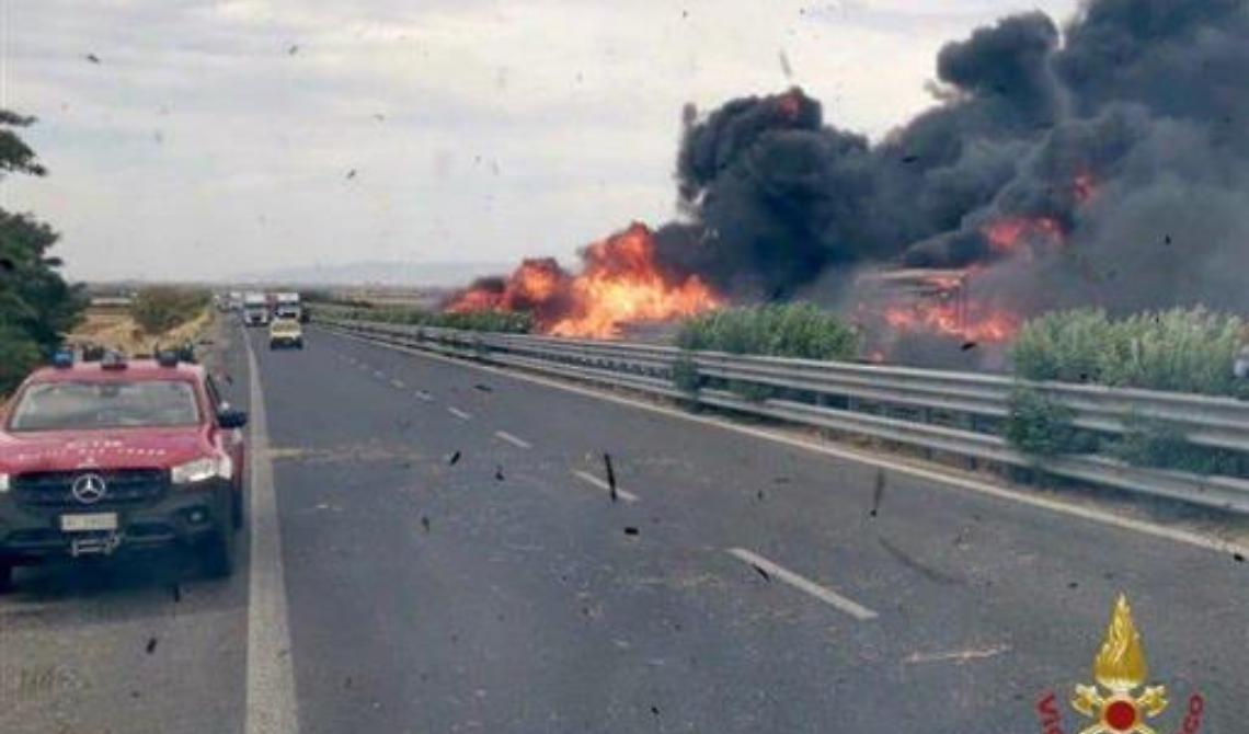 Panico sulla  Foggia - Candela per l'incidente stradale che ha fatto esplodere un'autocisterna con 40mila litri di Gpl