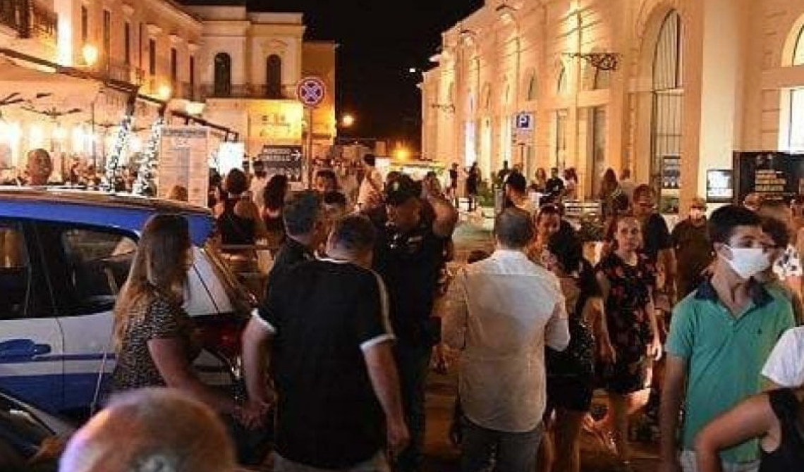 Assalto di turisti e case pollaio, Gallipoli accerchiata dal Covid: chiudono contemporaneamente tre ristoranti