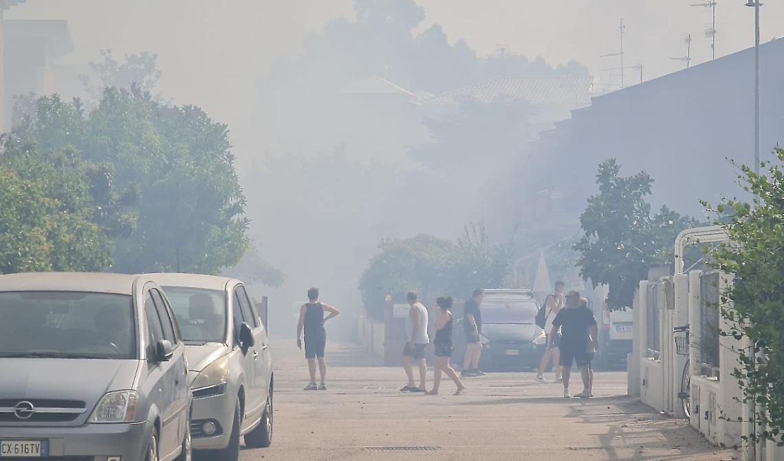 Campomarino tra le fiamme, evacuate oltre 400 persone