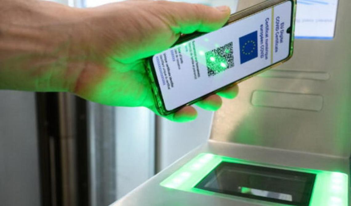Falsi green pass, anche un 17enne di Foggia tra gli amministratori dei 32 canali Telegram sequestrati in Italia