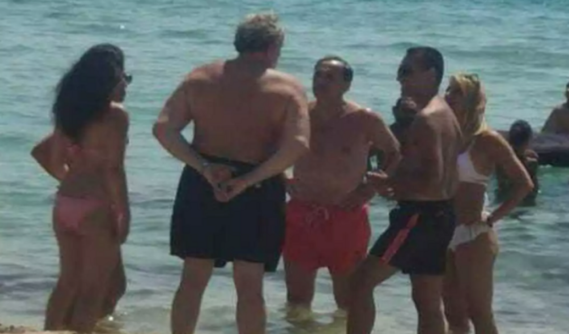 Amati "pizzica" Di Maio in spiaggia a Porto Cesareo con Emiliano e Boccia, in un lido sequestrato