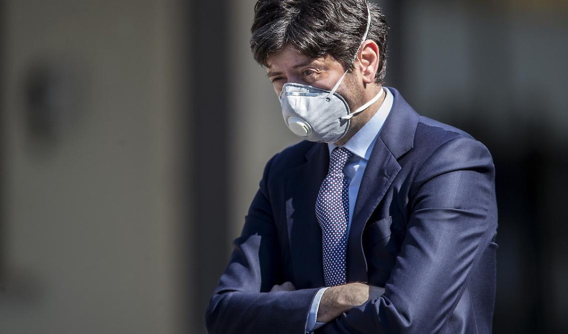 Dopo un anno e mezzo la retromarcia di Speranza: si alle cure domiciliari