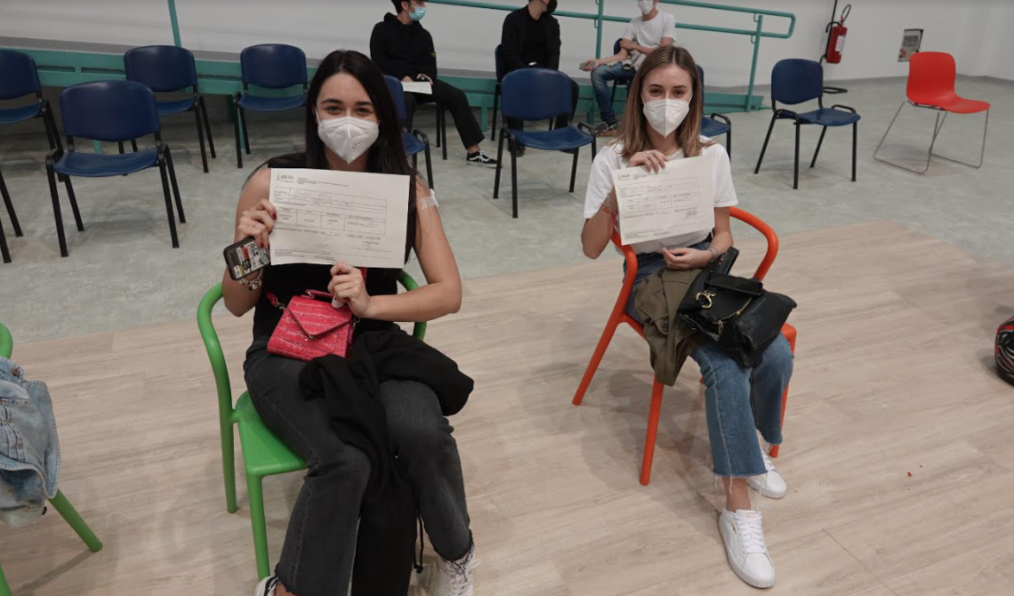 In Puglia parte la chiamata degli studenti alla vaccinazione, tramite le scuole. Lopalco: «Abbiamo dosi per tutti»