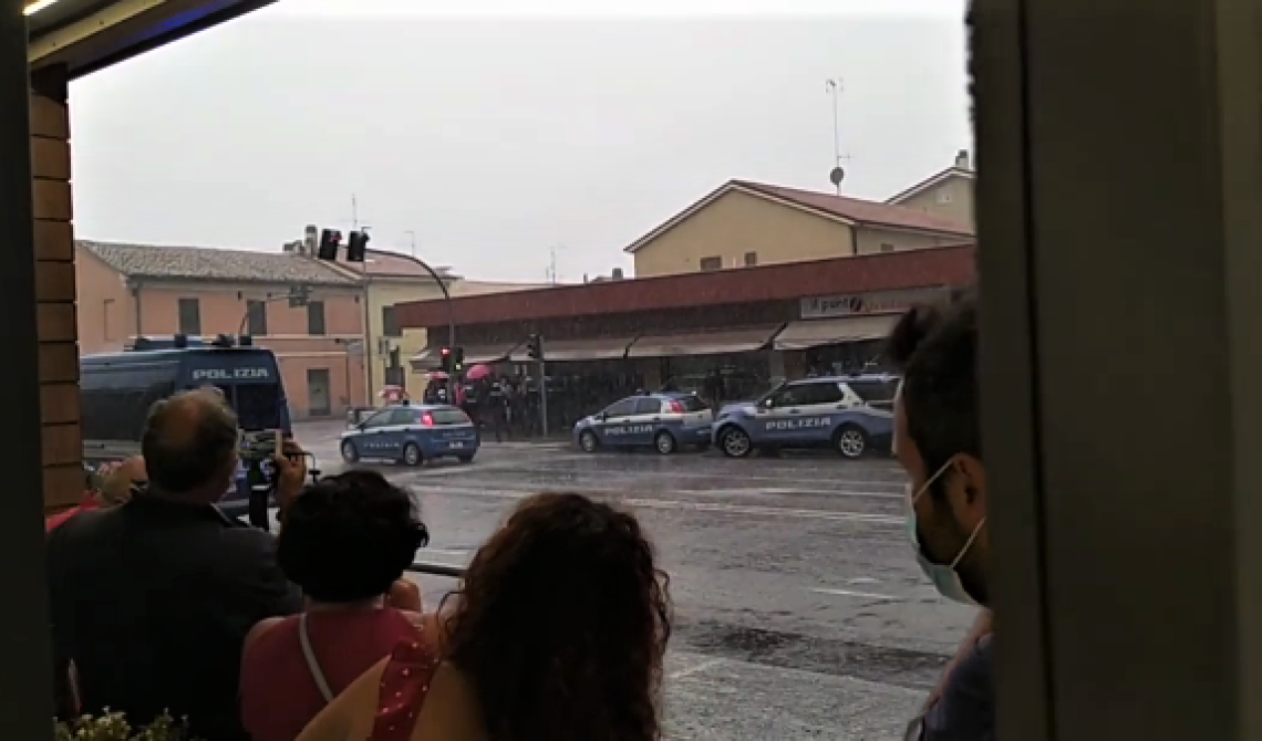 La visita di Speranza a Pesaro è un flop: manifestanti, contestazioni e lancio di uova