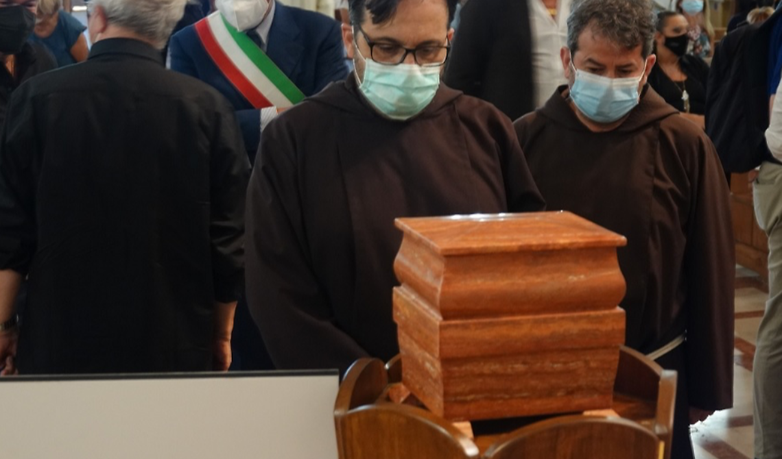 L'ultimo saluto di Raffaella Carrà a Padre Pio: la sua urna oggi a San Giovanni Rotondo