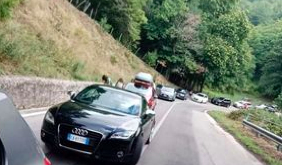 A Monticchio giro in bici e navette hanno fatto storcere il naso ai turisti: lunga fila di auto e dietrofront