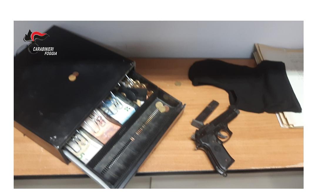 Che si fa se si ha 13 anni a Manfredonia? C'è chi passava il tempo a rubare negozi con una scacciacani: fermato dai Carabinieri