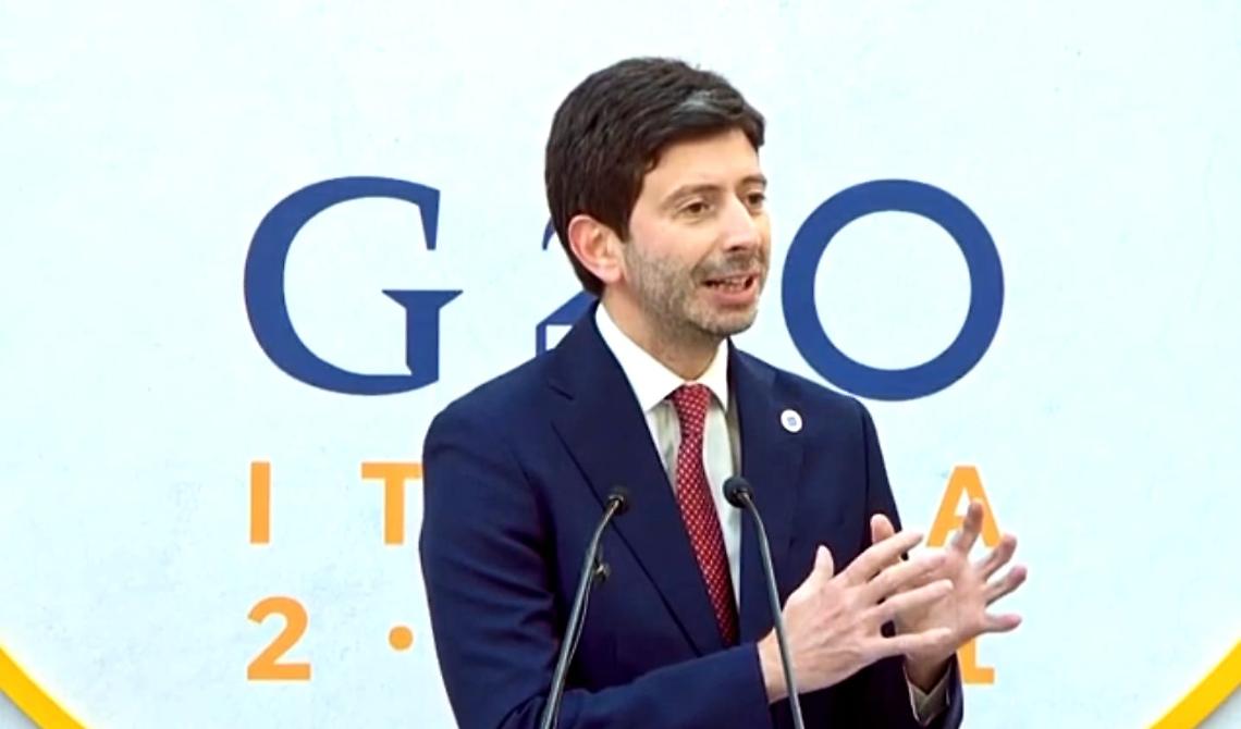 Vaccini. Speranza: «Ripartiremo da dove eravamo partiti, a breve circolare su terza dose ai più fragili»