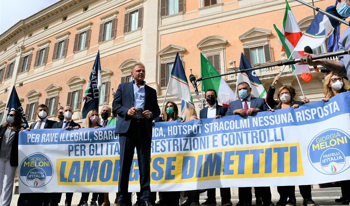 Coro unanime di FdI, Lamorgese si dimetta: «70mila agenti per i controlli di Natale e Pasqua ma ha permesso il rave di Valentano»