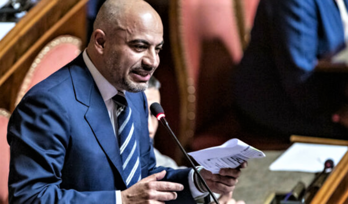Supergreenpass. Dai banchi del Senato, Paragone ne ha per tutti: «Spero che almeno Big pharma vi stia ripagando bene»