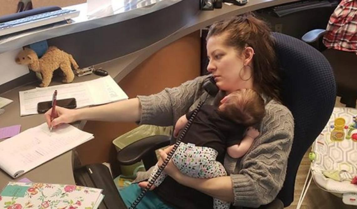 Non &egrave; un Paese per mamme lavoratrici: in Italia nel 2020 sono state 42mila le dimissioni di neogenitori, 77 per cento donne