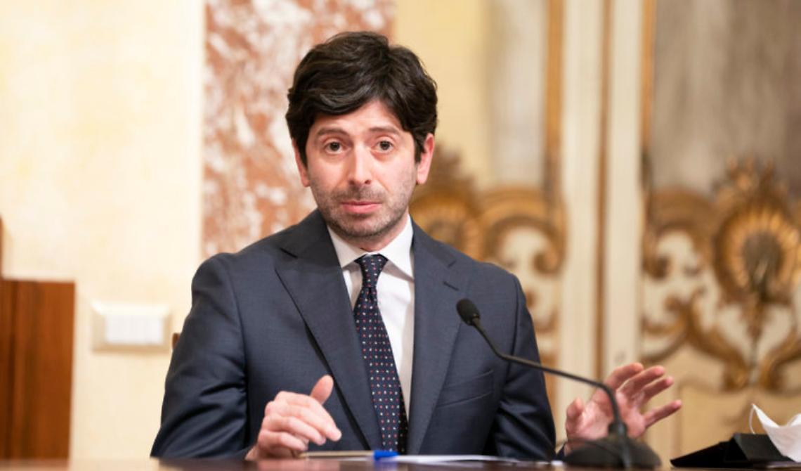 Giornata mondiale del farmacista, il tweet di Speranza scatena l'ilarità del web: «Vai al mare con Di Maio, abbronzati un pò»