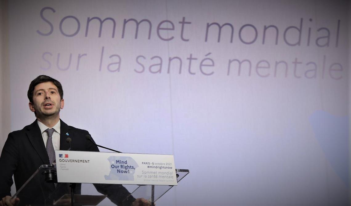 Summit mondiale sulla salute mentale. Il ministro del: «Sono nervoso al pensiero di qualsiasi aggregazione di più di due persone, mi turba persino veder passare le automobili per strada», vola a Parig