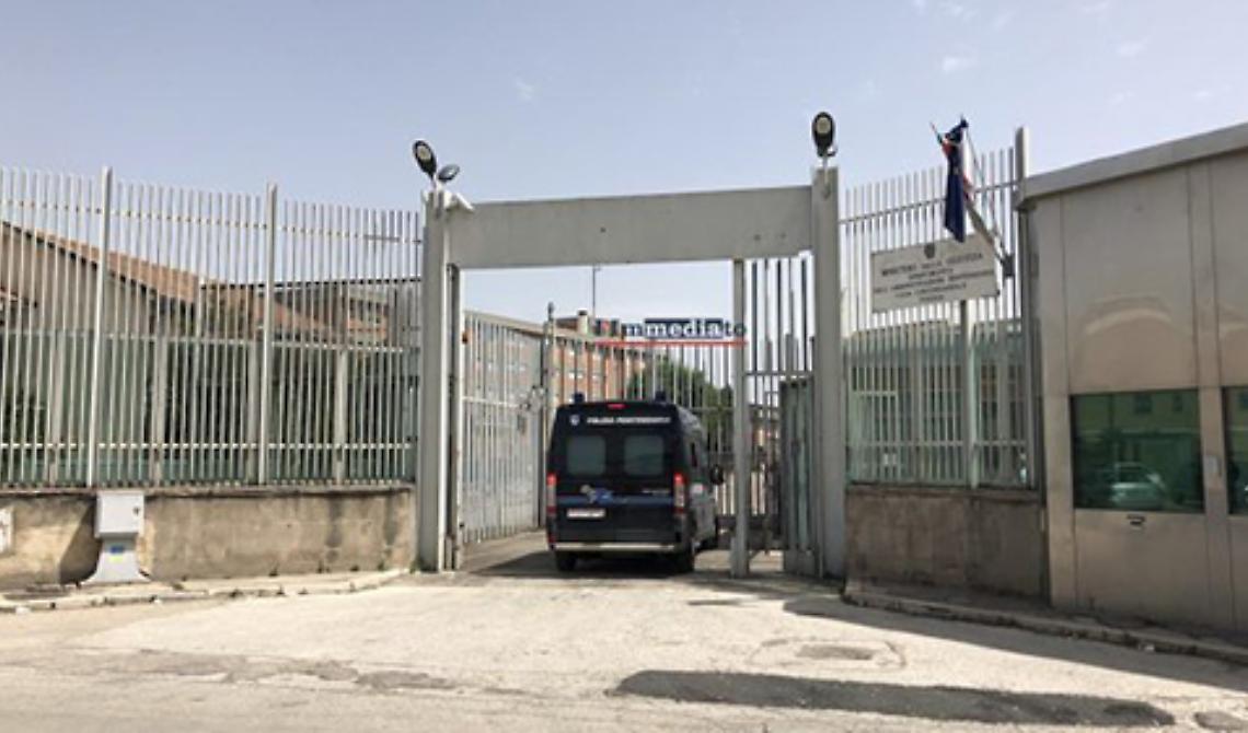 Operazione della Dia nel carcere di Foggia con sequestro di telefonini e droga