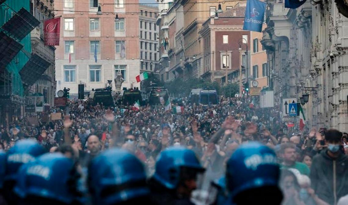 Un sabato di follia: arrestate nella notte 12 persone. Condanna bipartisan delle violenze no pass, Draghi: «Avanti con i vaccini»