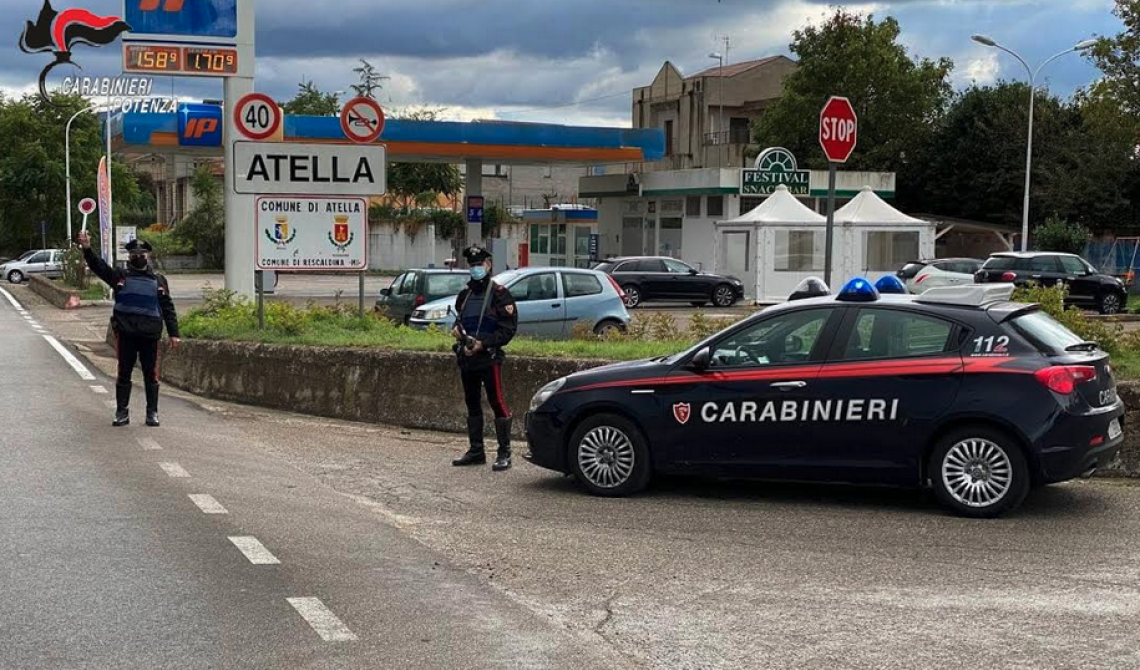 Atella, minacciano e picchiano il testimone di un furto: tre arresti 