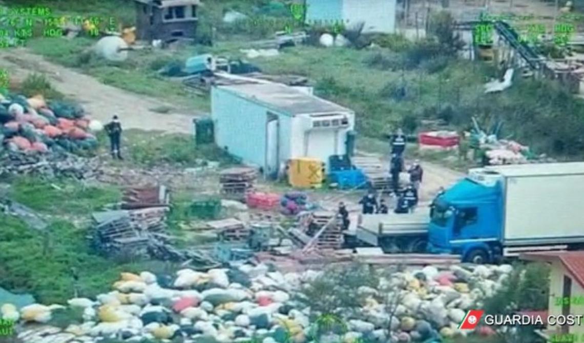 Un mare di plastica nel mare del Gargano, dieci persone accusate di disastro ambientale