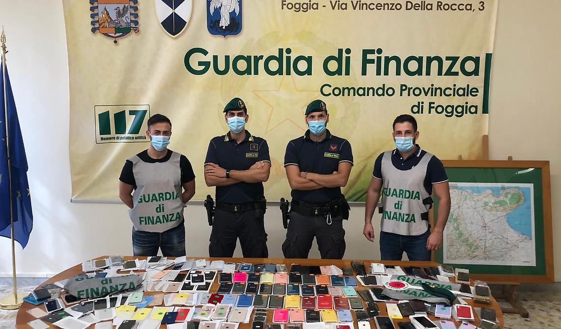 La GdF di Foggia prende di petto l'abusivismo commerciale: 46mila articoli contraffatti sequestrati, 79 persone denunciate
