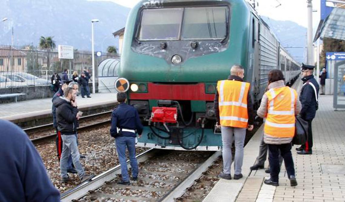 Seduta vicino ai binari con le cuffiette, ragazza 16enne travolta da un treno in Puglia