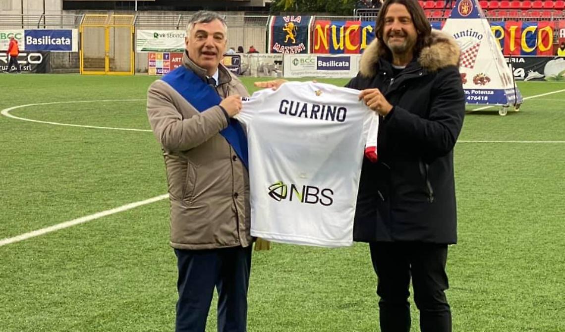 Al Viviani Caiata consegna la maglietta de #lacasadei100comuni al presidente della Provincia di Potenza