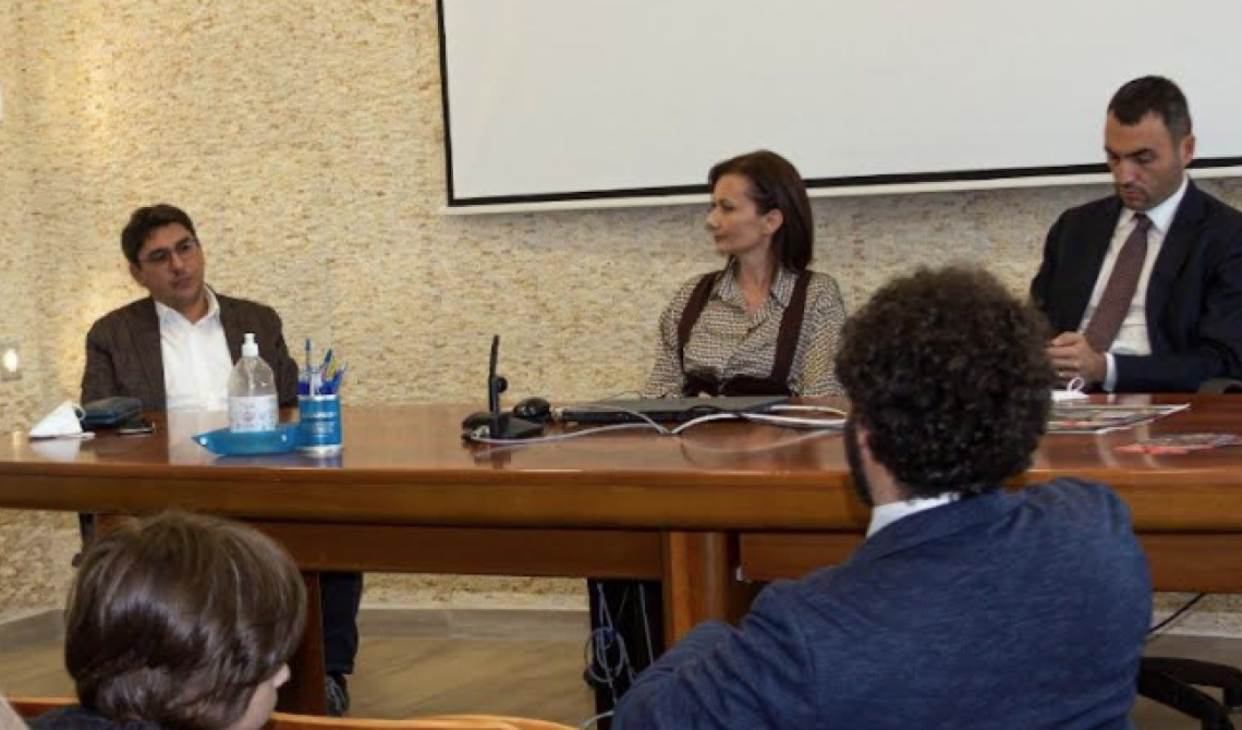 Isso (Emiliano), essa (la sua candidata contro il Pd a Manfredonia) e o malamente (il candidato del Pd) nel folle manicomio di Manfredonia