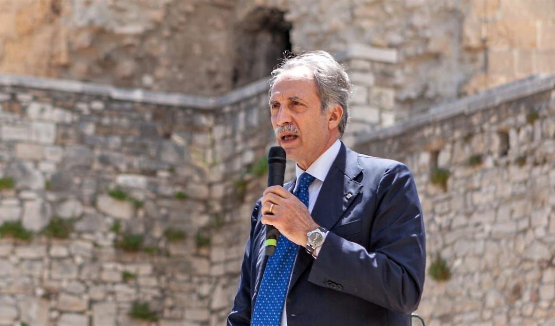 Terza dose, l'appello di Bardi agli over 60: «La farò anch'io»