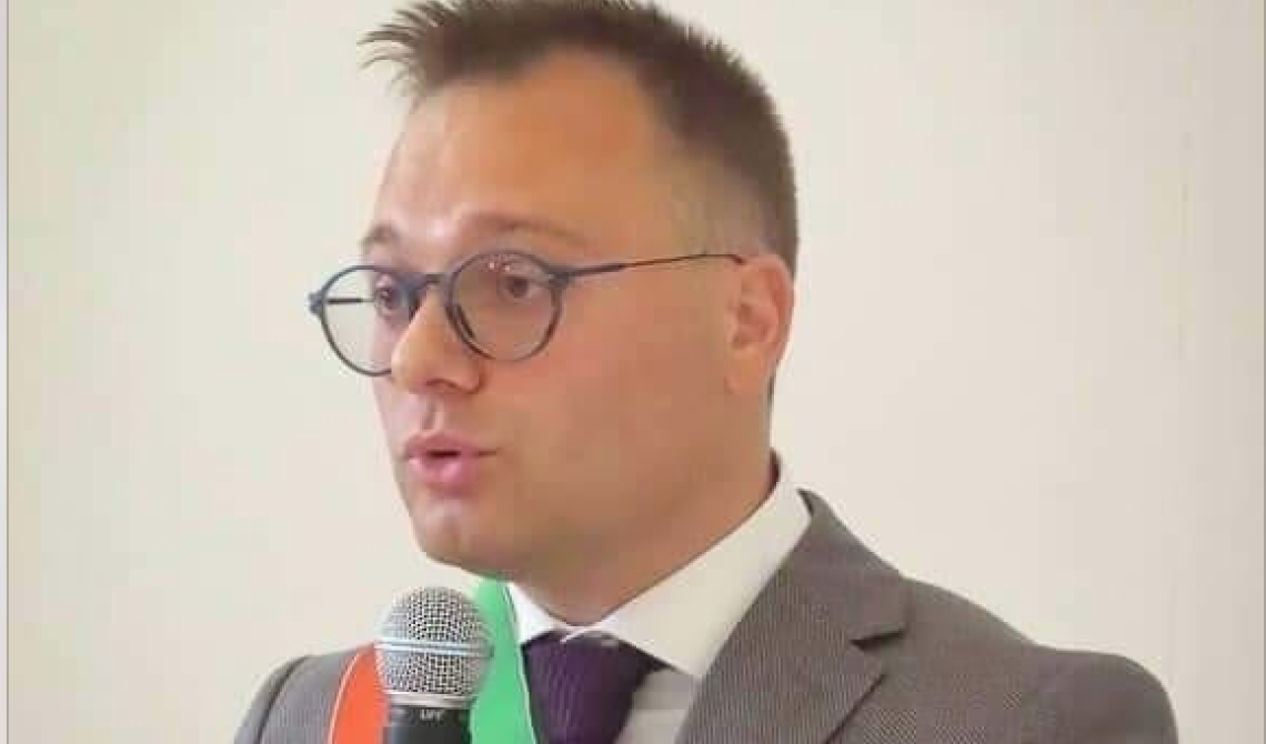 Il sindaco di Cellamare a Fedez: «Vedere nel tuo video uno con la fascia tricolore orinare su una persona è un'offesa»