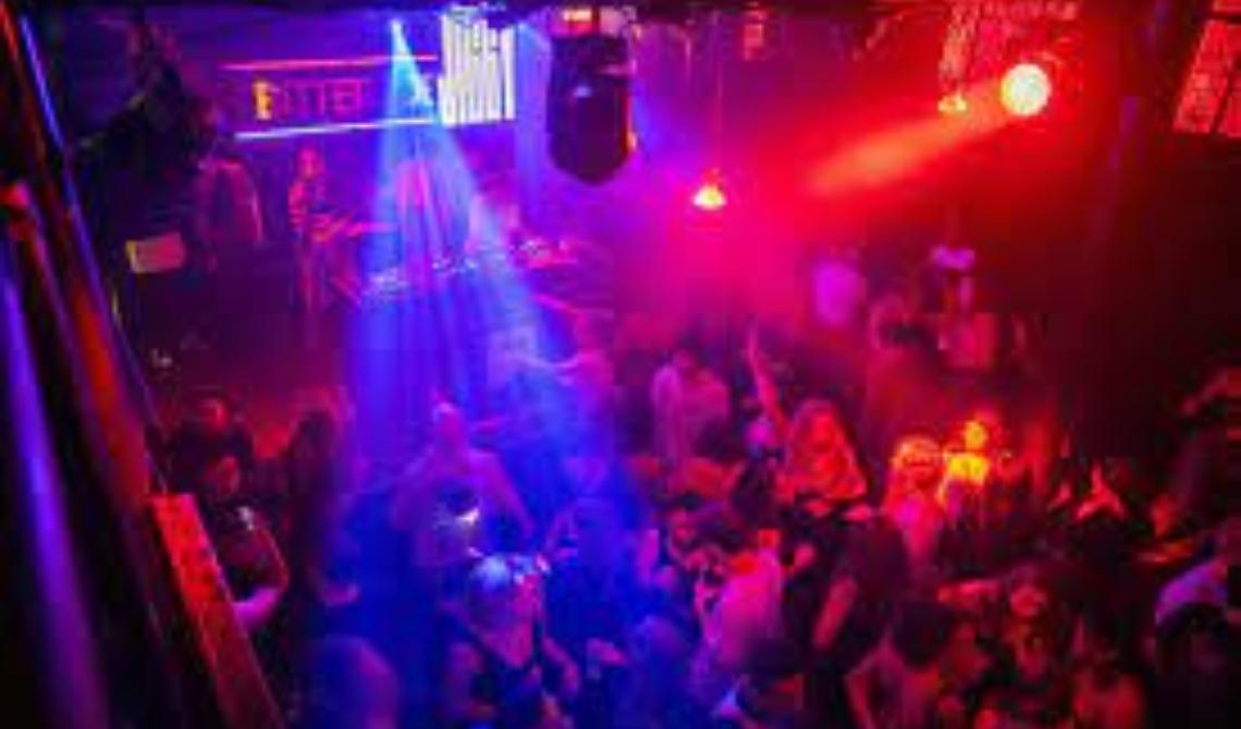 Il buttafuori chiede il green pass all'entrata di una discoteca in Puglia, riceve due colpi di pistola