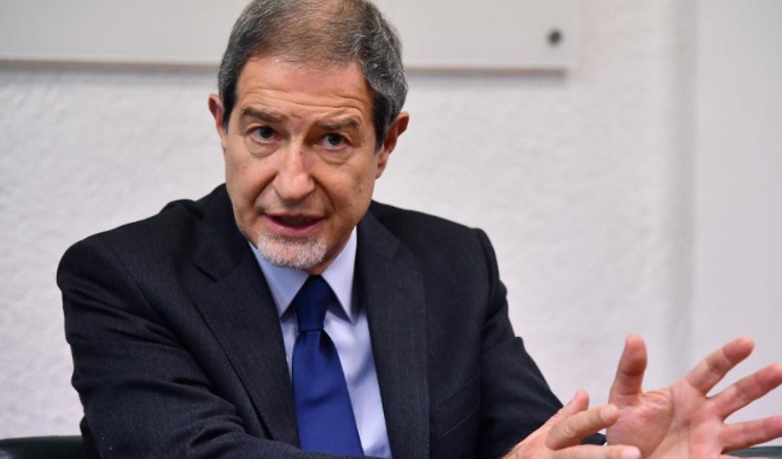 Regioni, Musumeci sposa la linea restrittiva e sul vaccino: «Con le dosi necessarie si resta su questa terra»