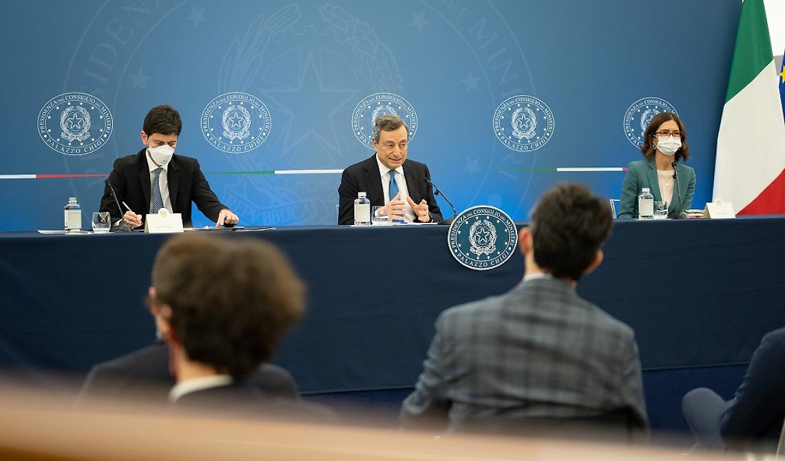 La discriminazione dei 'fino a tampone positivo' sani per premiare chi ha scelto la puntura: è la 'scienza' del governo dei migliori