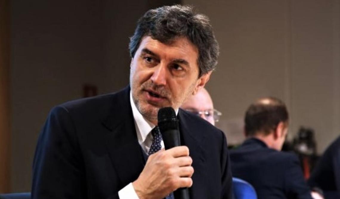 Regioni, Marsilio è l'anti-Fedriga: «Il vaccino è facoltativo, lo Stato deve parlare ai cittadini in maniera chiara»