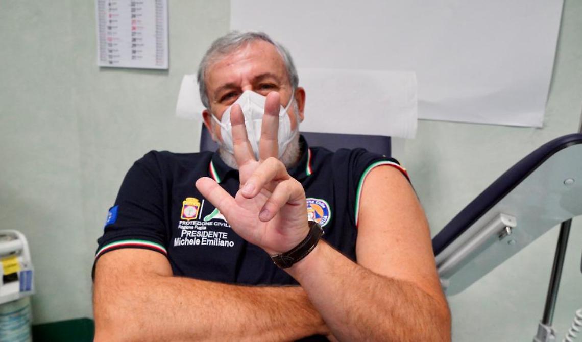Emiliano: "Vaccino obbligatorio complicato. Comunque a Natale invitate chi volete, siamo la regione più vaccinata d'Italia"
