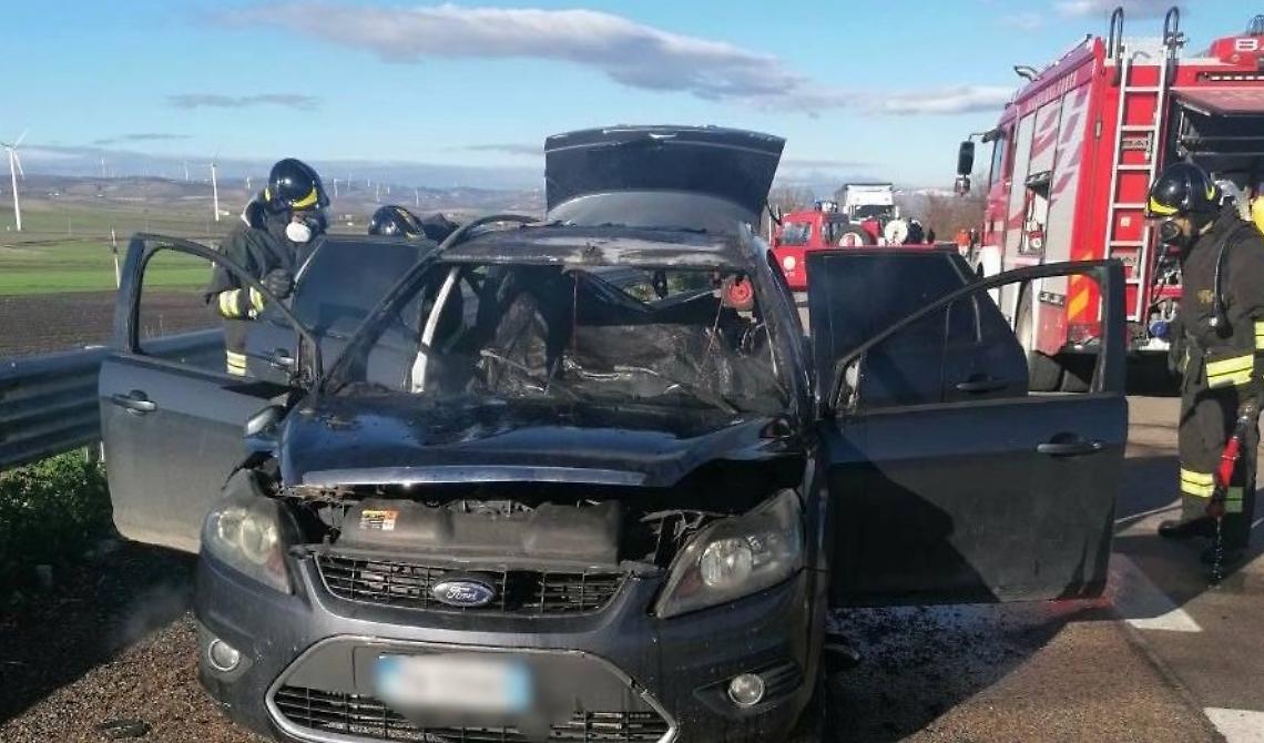 A Melfi un giovane di 24 anni della provincia di Foggia scende dall'auto che va a fuoco e viene travolto e ucciso da un autocarro