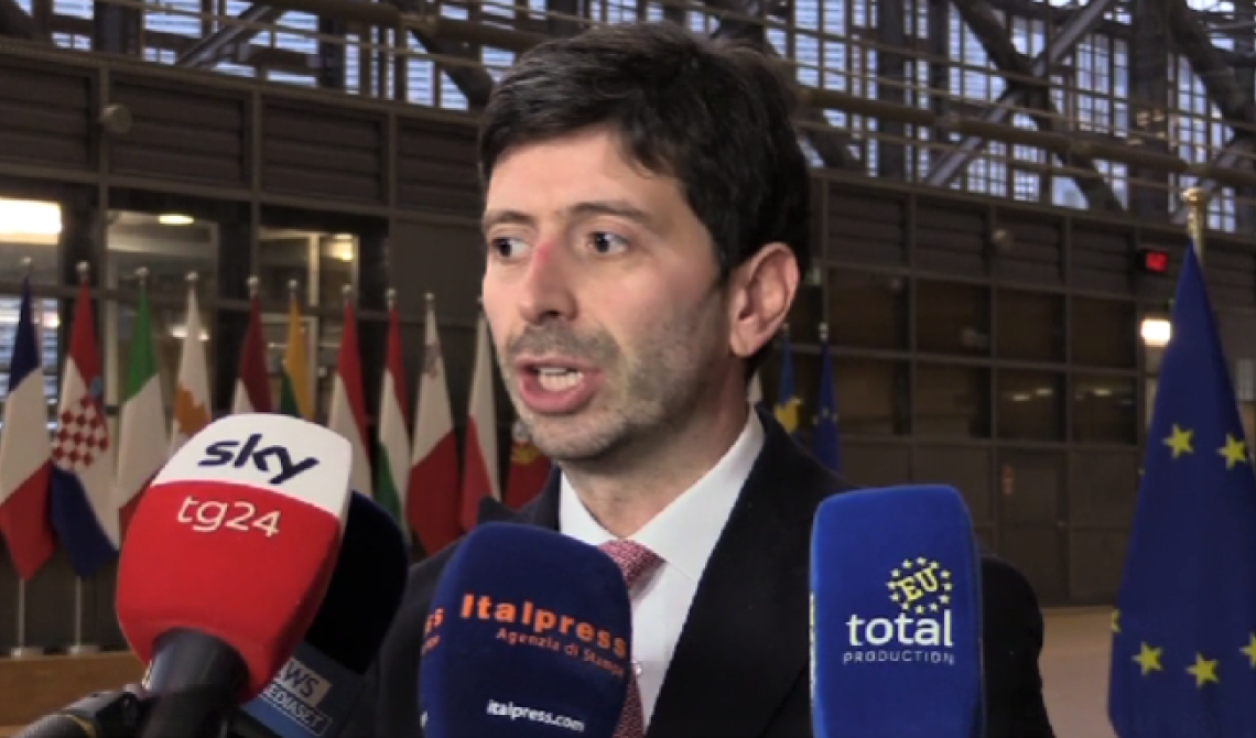 Tra poltrona e restrizioni Speranza si nasconde dietro Omicron e sogna l'emergenza infinita, questa volta 'ce lo chiede l'Europa': «Quando gli Stati membri rendono le norme più severe, la scelta va gi