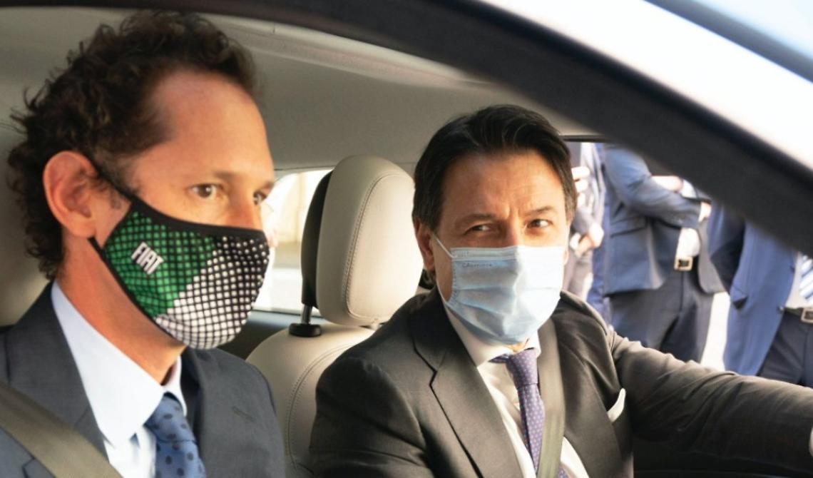 La famiglia Agnelli scarica Conte e le mascherine "giarrettiera" e incorona Draghi: «È un premier competente, l'Italia è migliore di un anno fa»