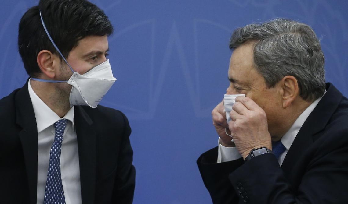 Dopo oltre 100 milioni di dosi nulla è cambiato, Draghi e Speranza preparano il regalo di Natale: convocata la cabina di regia per l'antivigilia