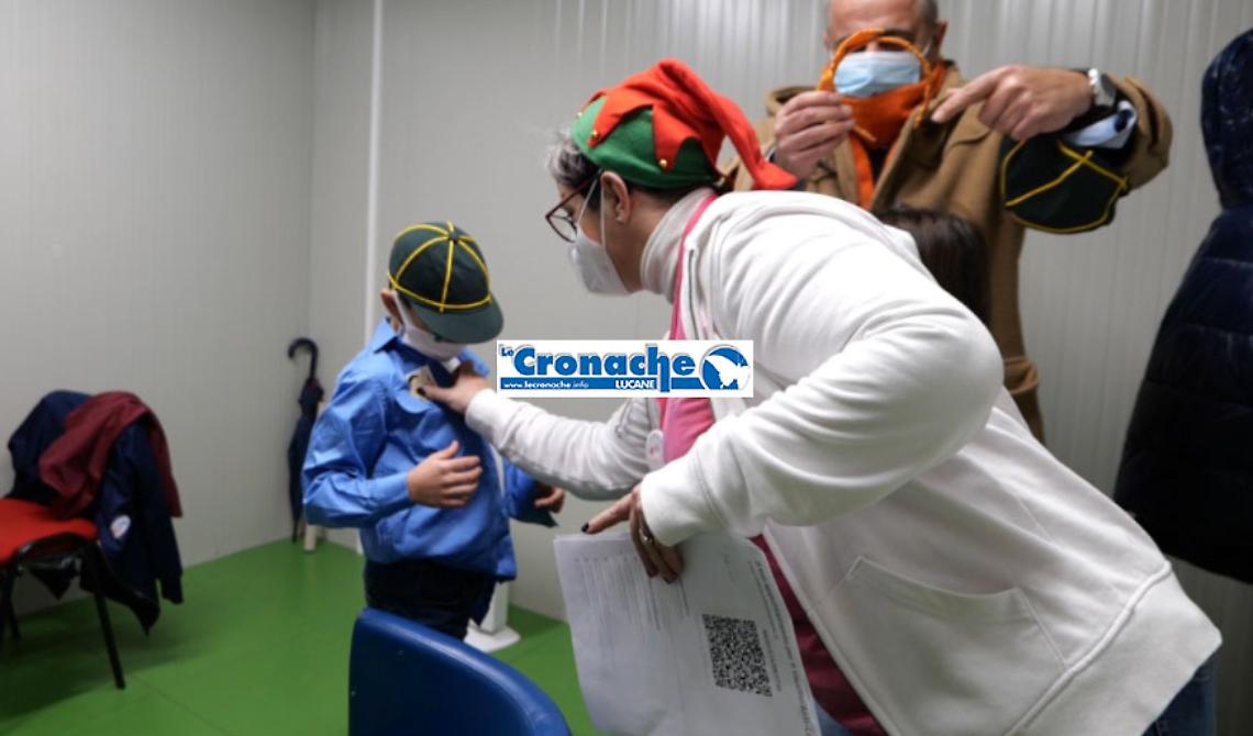 Vaccino ai bambini: se Emiliano recluta i supereroi, il generale Bardi in Basilicata precetta tutti i piccoli in divisa da Scout
