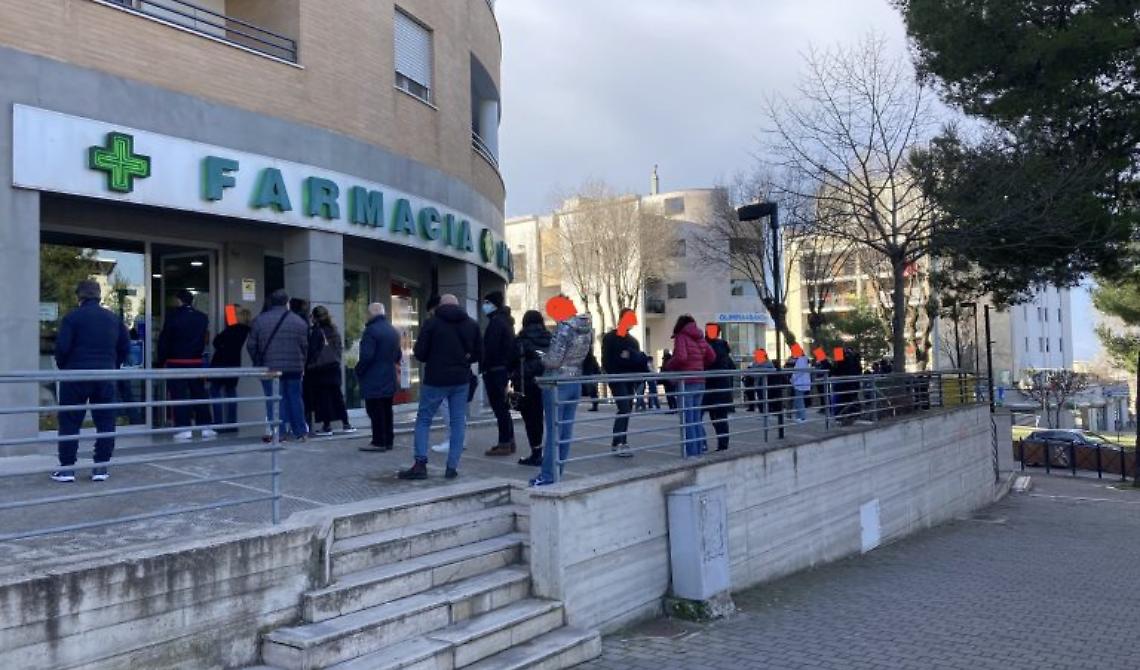 A Matera un Santo Stefano di tamponi: disagi nell'unica farmacia di turno 