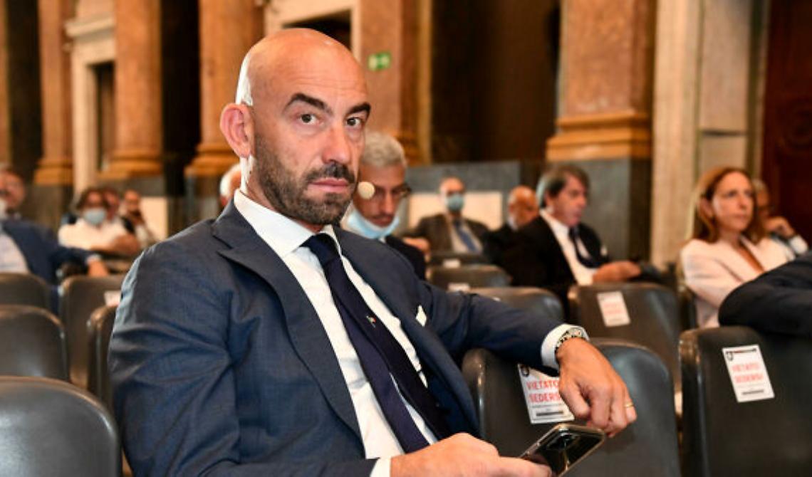 Omicron, Bassetti: «Le mascherine non la fermano, non servono più all’aperto»