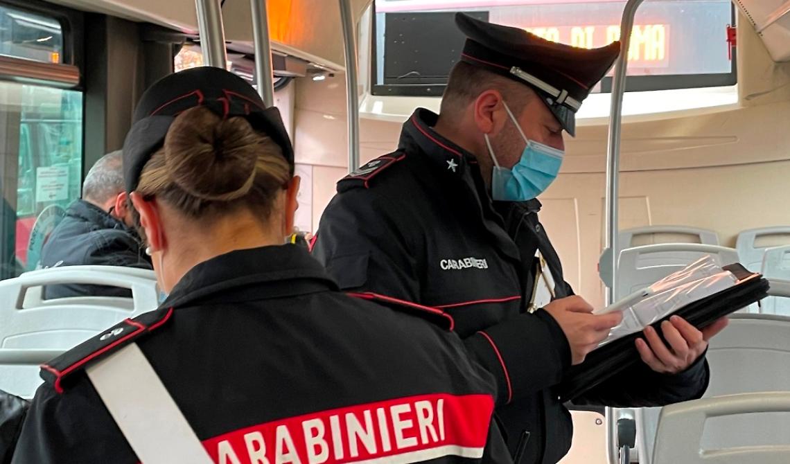 La violazione della quarantena può costare caro: arresto da 3 mesi a 18 mesi e una multa da 500 a 5mila euro