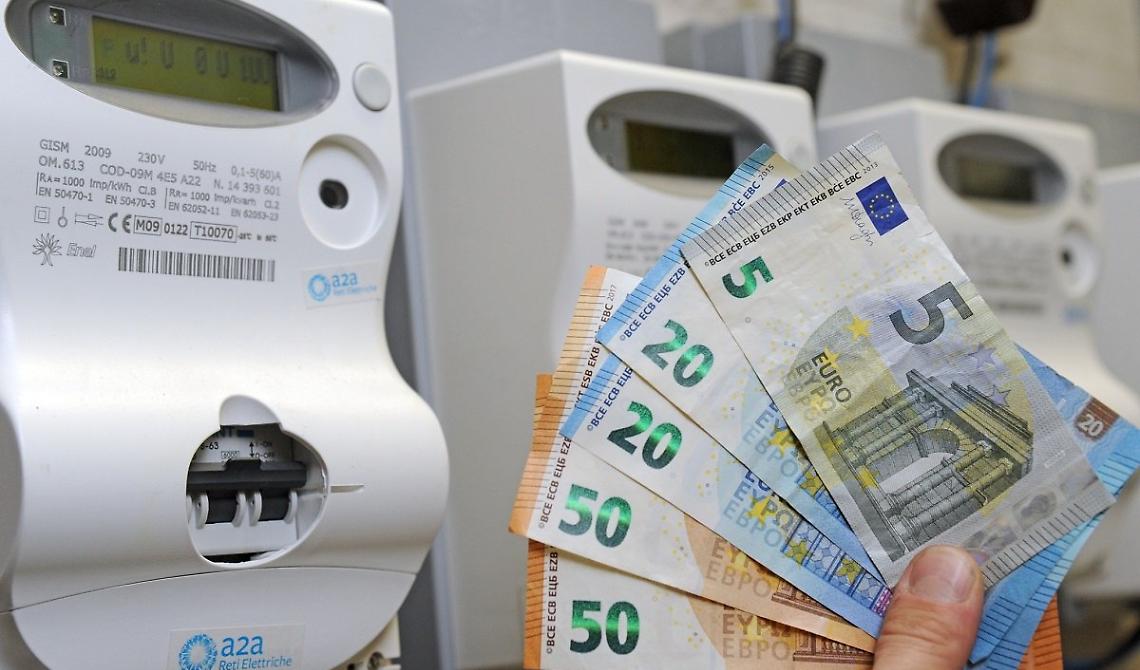 Caro bollette, non bastano i migliori di Draghi e l'Arera avverte: «Gli aumenti scattano malgrado gli interventi del governo»