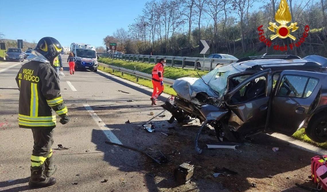 Tragico incidente stradale sul raccordo Potenza-Sicignano: all'altezza di Picerno un giovane ha perso la vita 