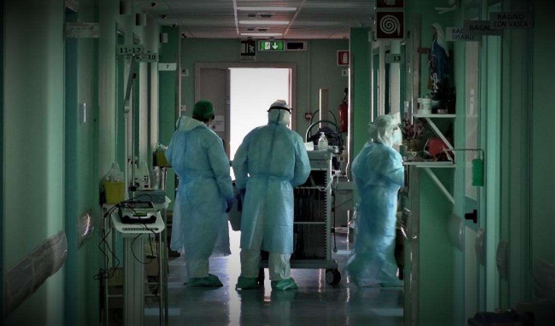 In due anni poco o nulla per evitare una Caporetto e l'Anaao Assomed suona la sveglia a Draghi e Speranza. «I medici sono i nostri eroi», il governo ricambia negando l'indennità di rischio biologico 