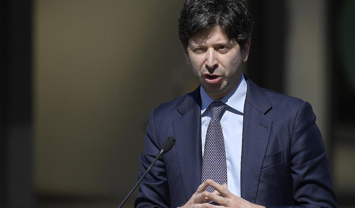 Speranza cavilla con l'italiano per rimediare al caos del super green pass per i trasporti, aggiungendo confusione a confusione