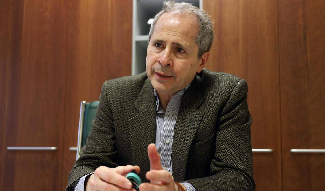 Vaccino ogni 4 mesi? Perplesso Crisanti: «Non è salutare per il sistema immunitario»