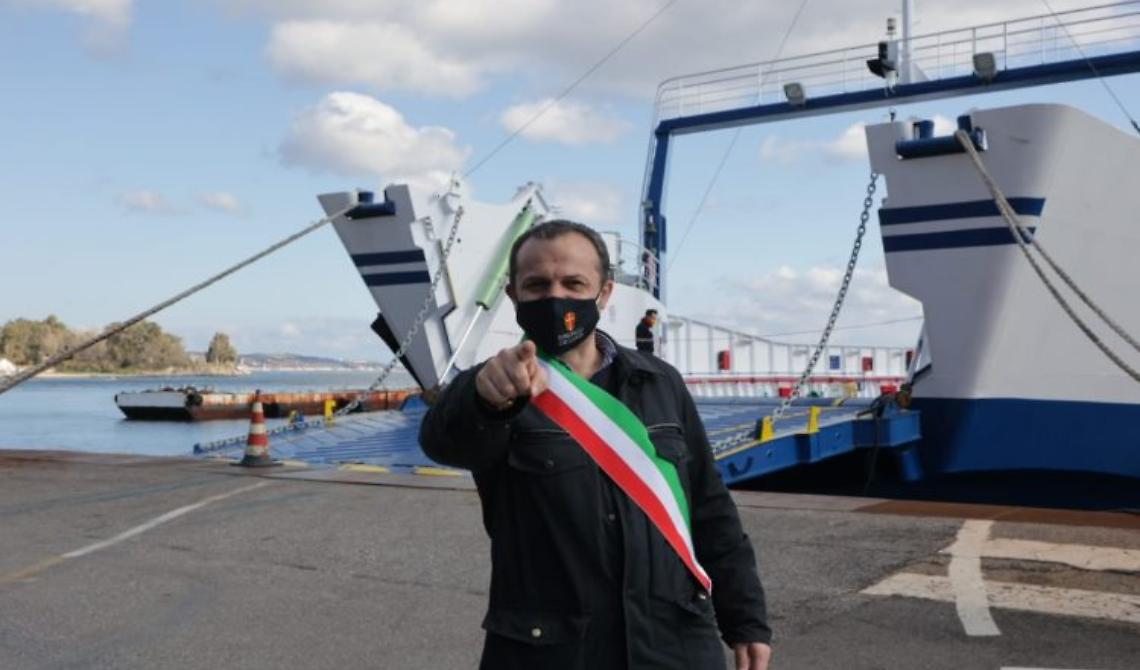 Mobilità da e per le isole. La battaglia contro il Super green pass culmina con le dimissioni del sindaco di Messina