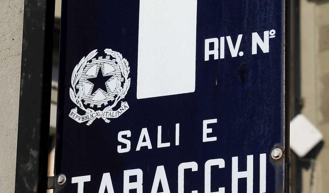 Dal primo febbraio nuova stretta ai non vaccinati: green pass base anche per il tabaccaio 