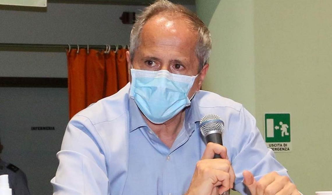 Schiavi di un Qr code, sbotta Crisanti: «È una questione politica, non epidemiologica»