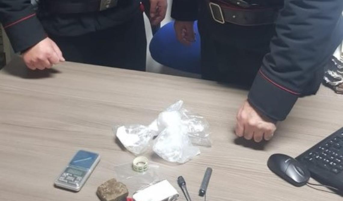 «Anomalo andirivieni»,  a Bernalda nei guai un 24enne: in casa 165 grammi di hascisc e bilancino