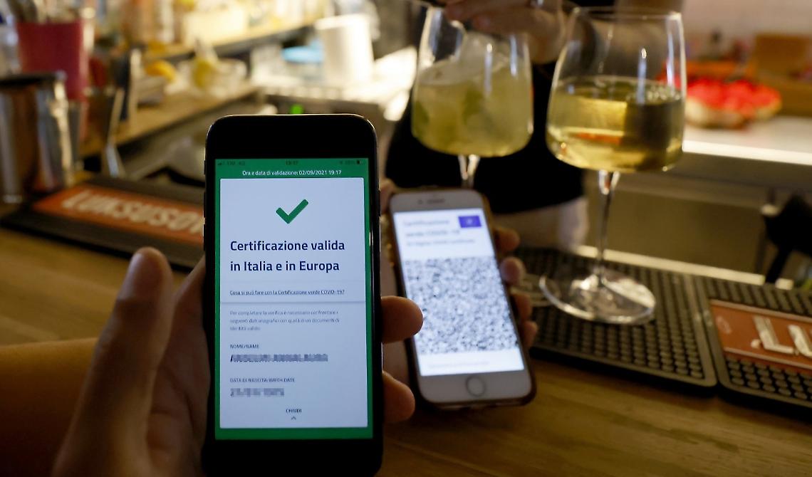 Rt ancora in calo a 0,89, l'incidenza scende a 962 e non è merito del Super green pass